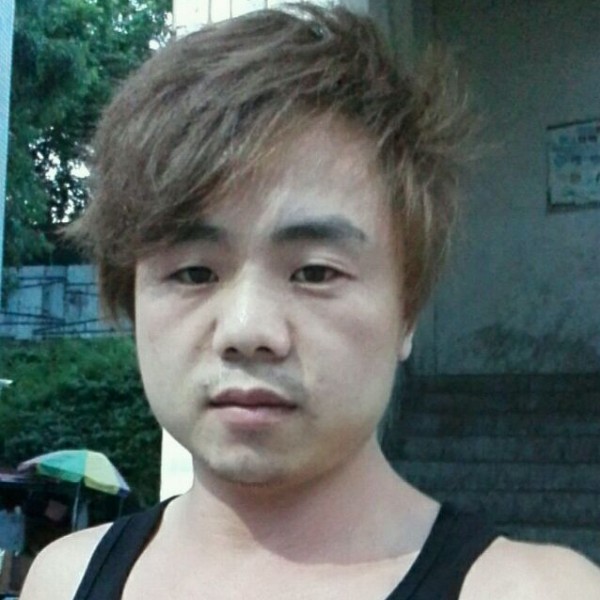 笑点低蹙眉青栀的照片