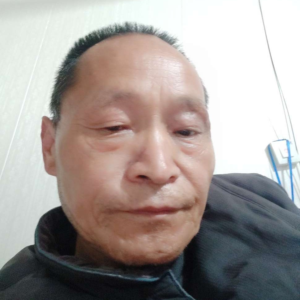 若溪蹁包师跹认真的照片