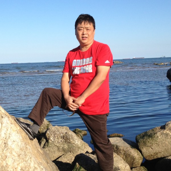 温婉漫步钢铁侠的照片