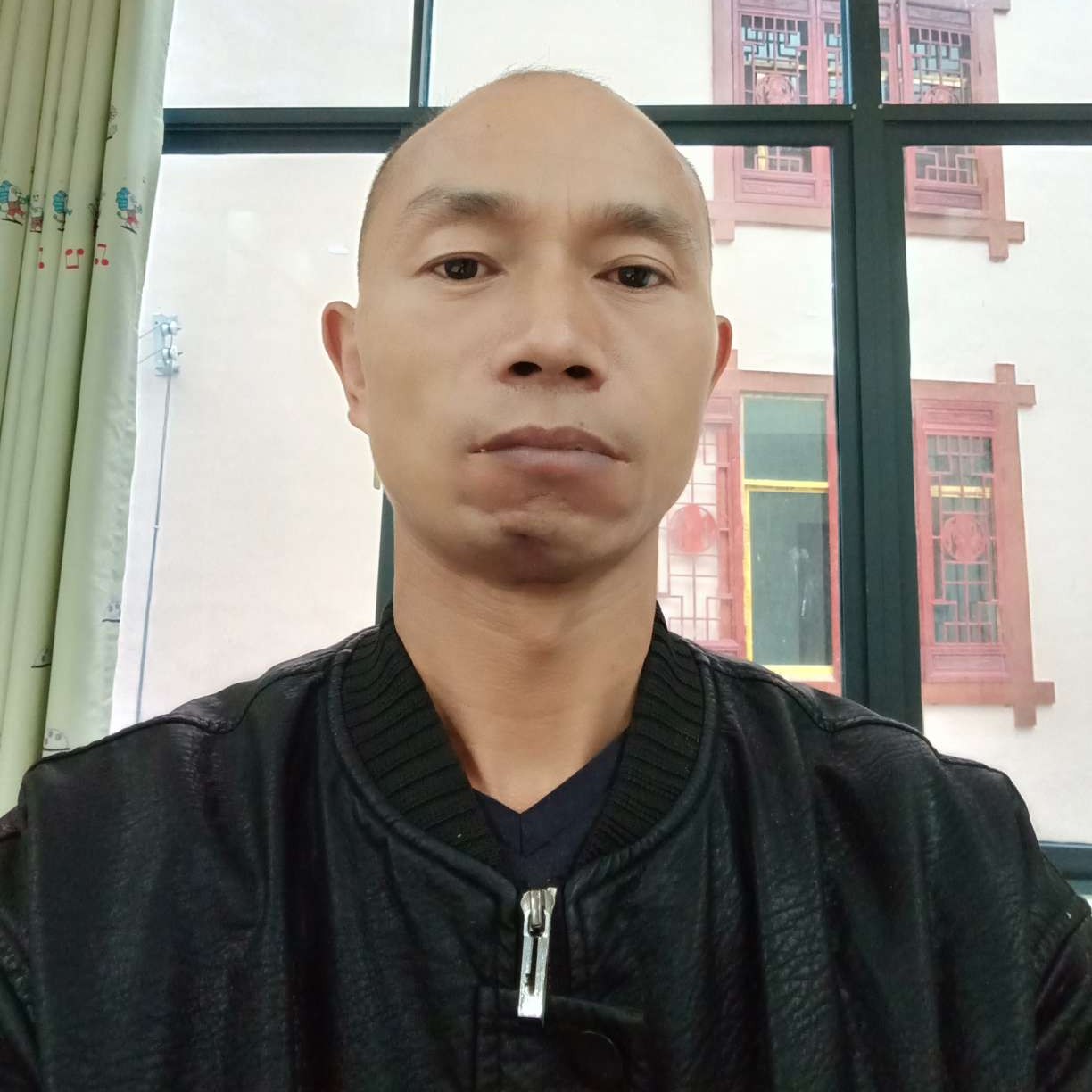 路人漫步落寂的照片