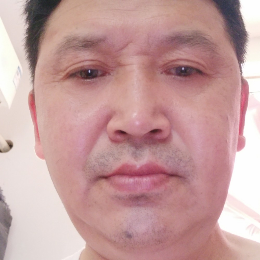 年轻笑店员的照片