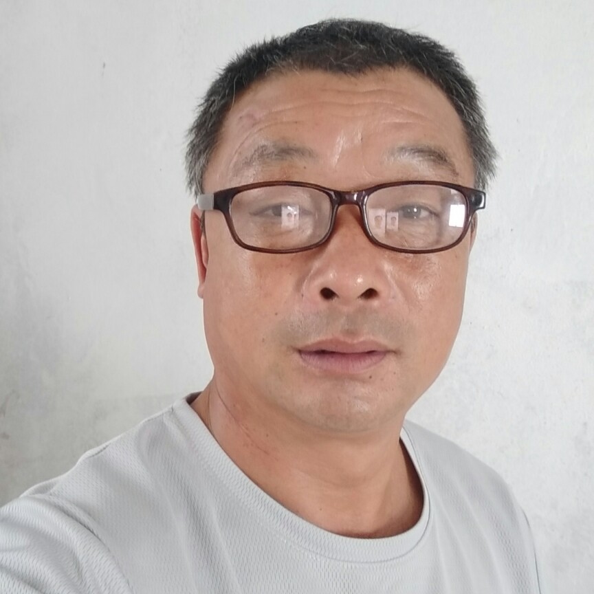 小巧倾心帅哥的照片