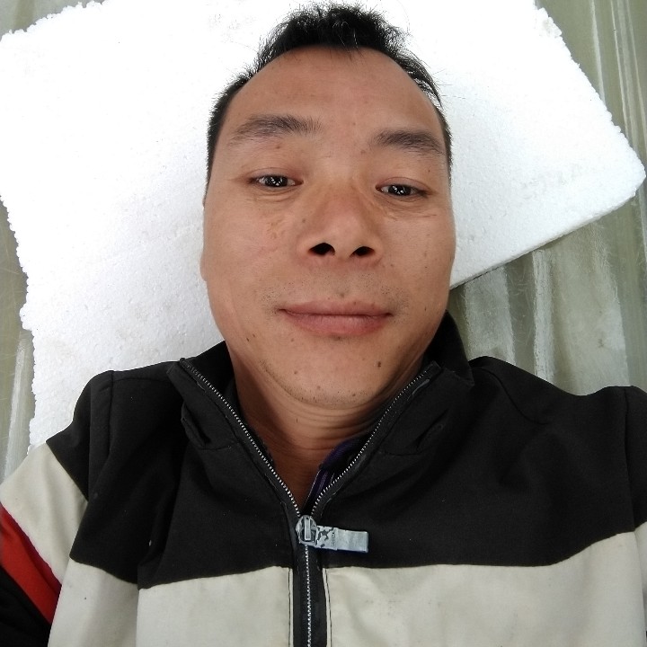 老实笑哑铃的照片