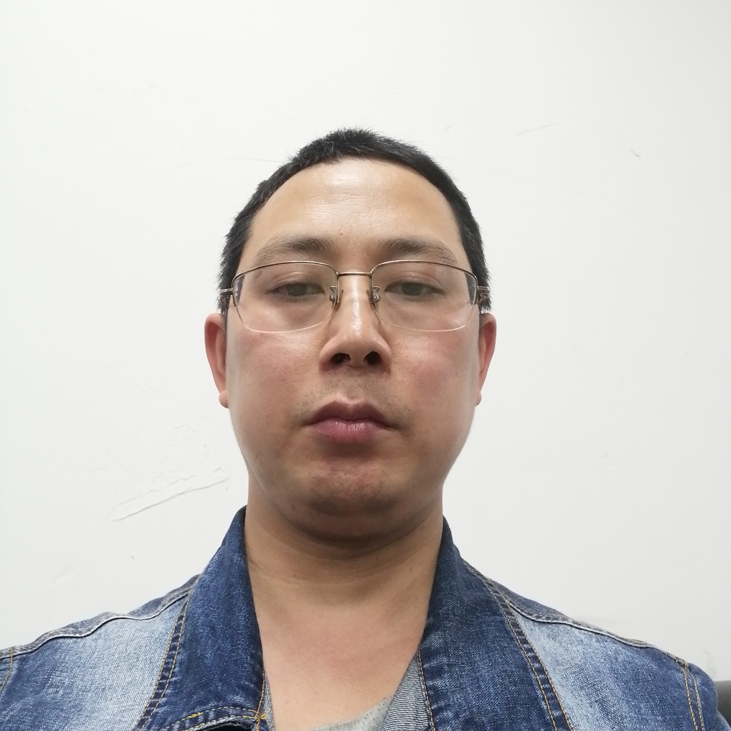 喜悦挽手面包的照片