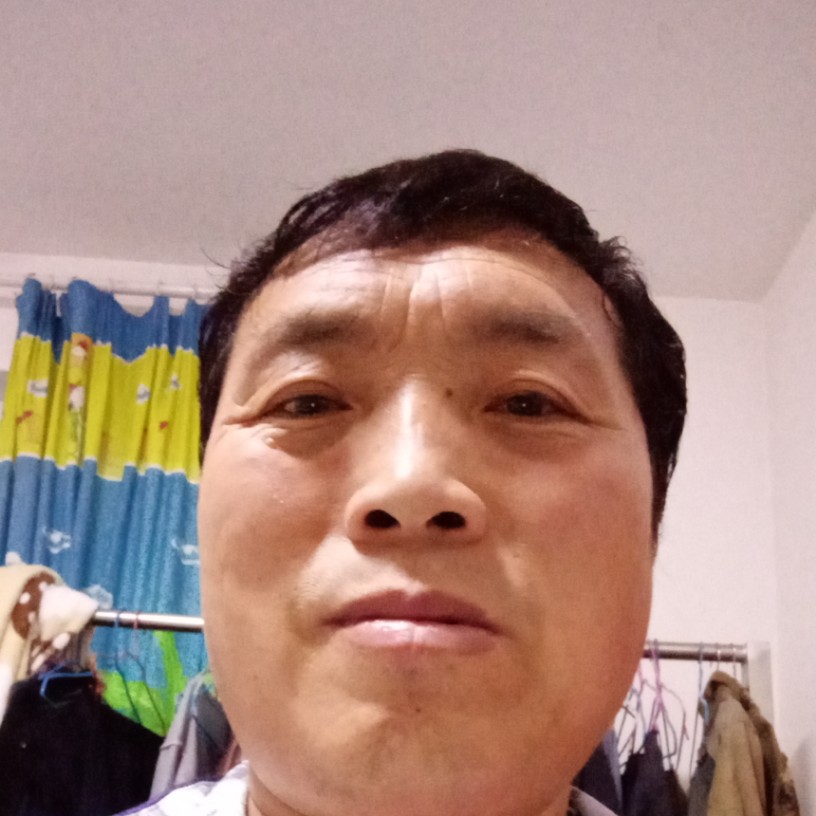 搞怪笑小伙的照片