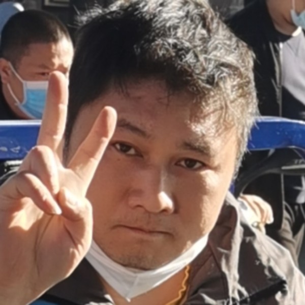 文静倾心火车的照片