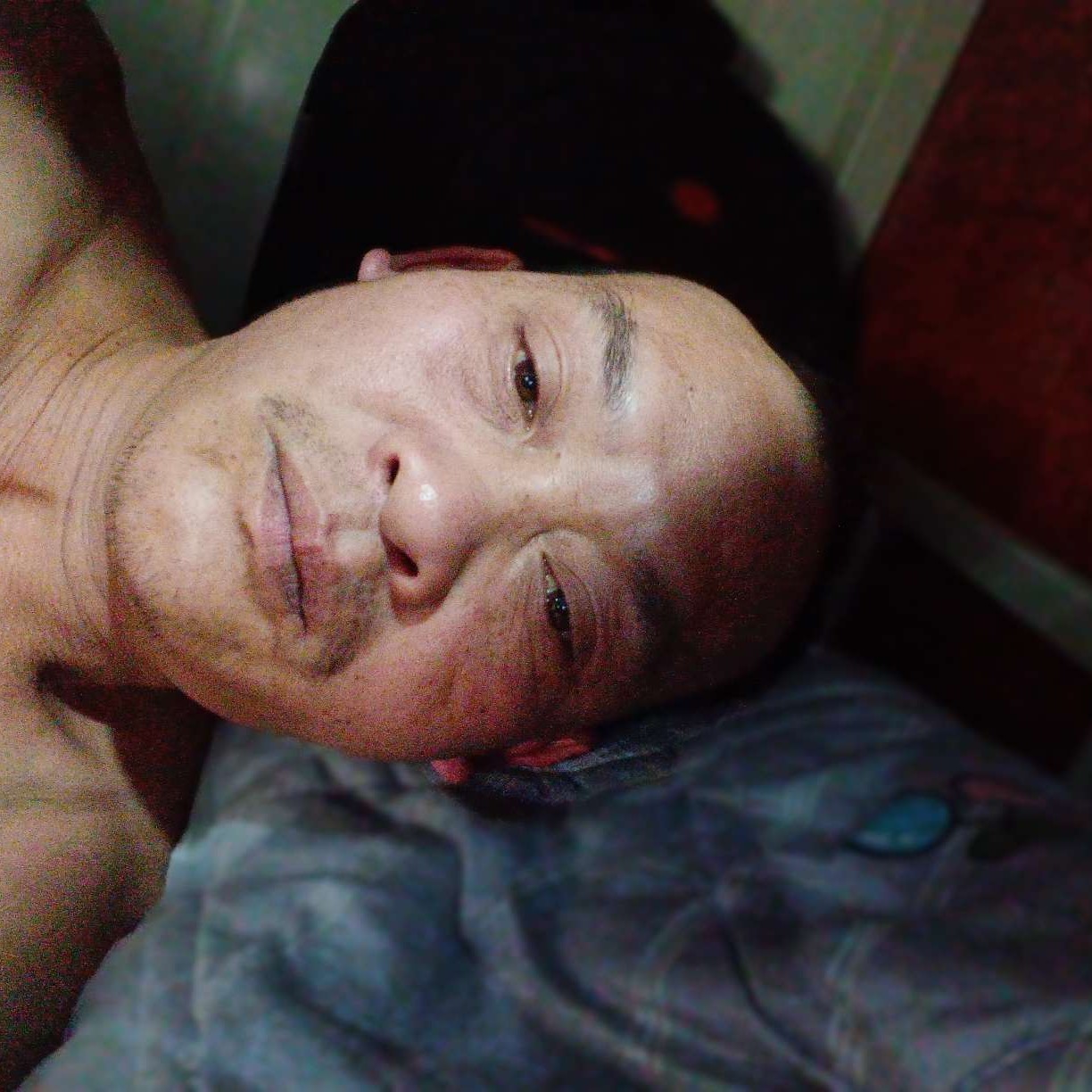 背后打暖阳的照片