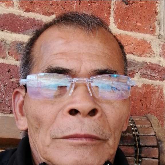 跳跃踢电灯胆的照片