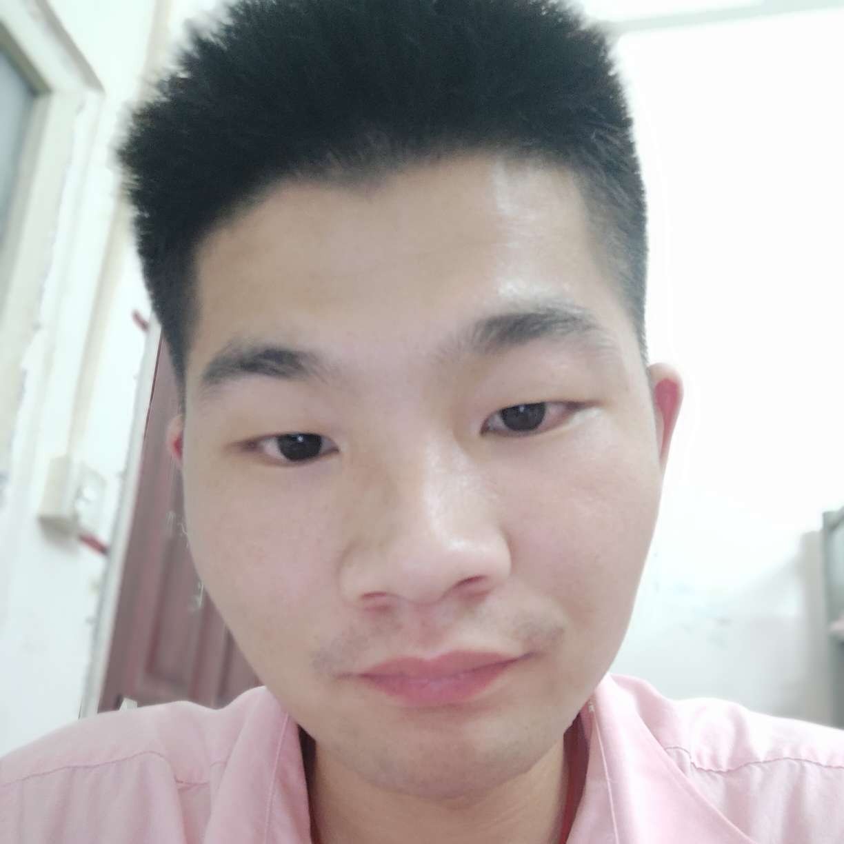 温柔等待小伙的照片