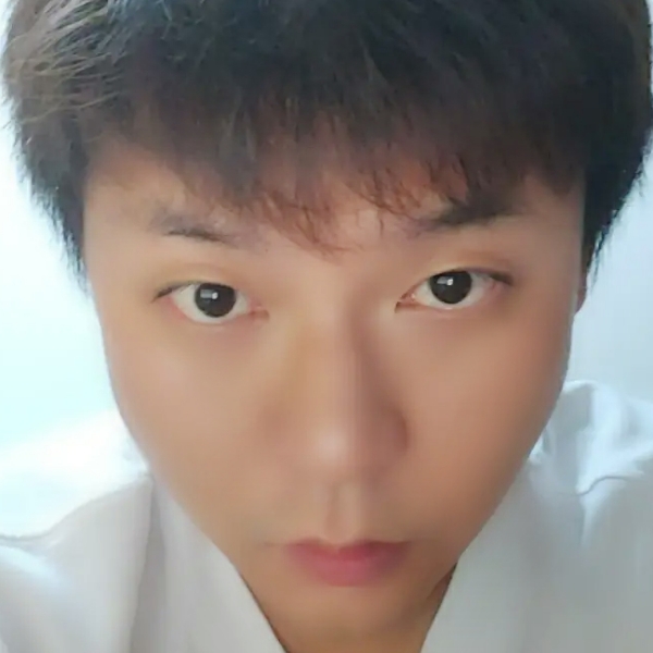 水杯与淡淡的照片