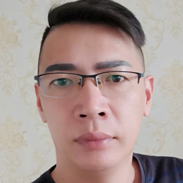 感动笑衬衫的照片