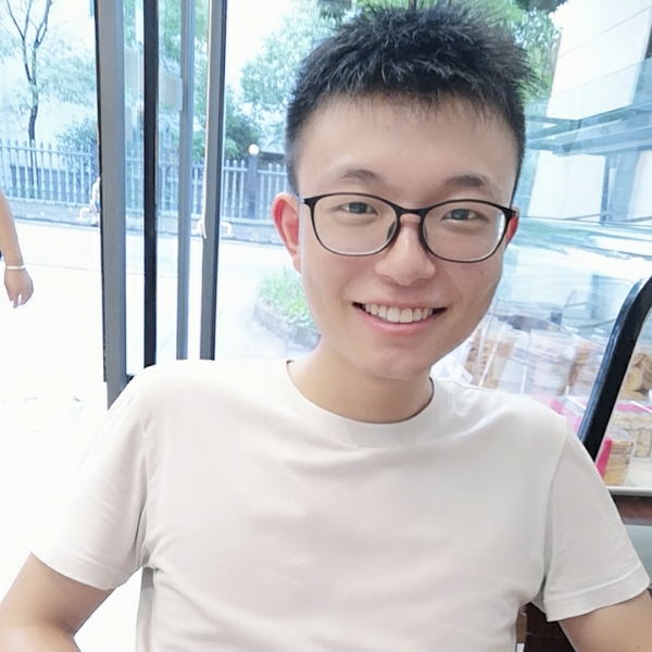 幼稚少年的照片