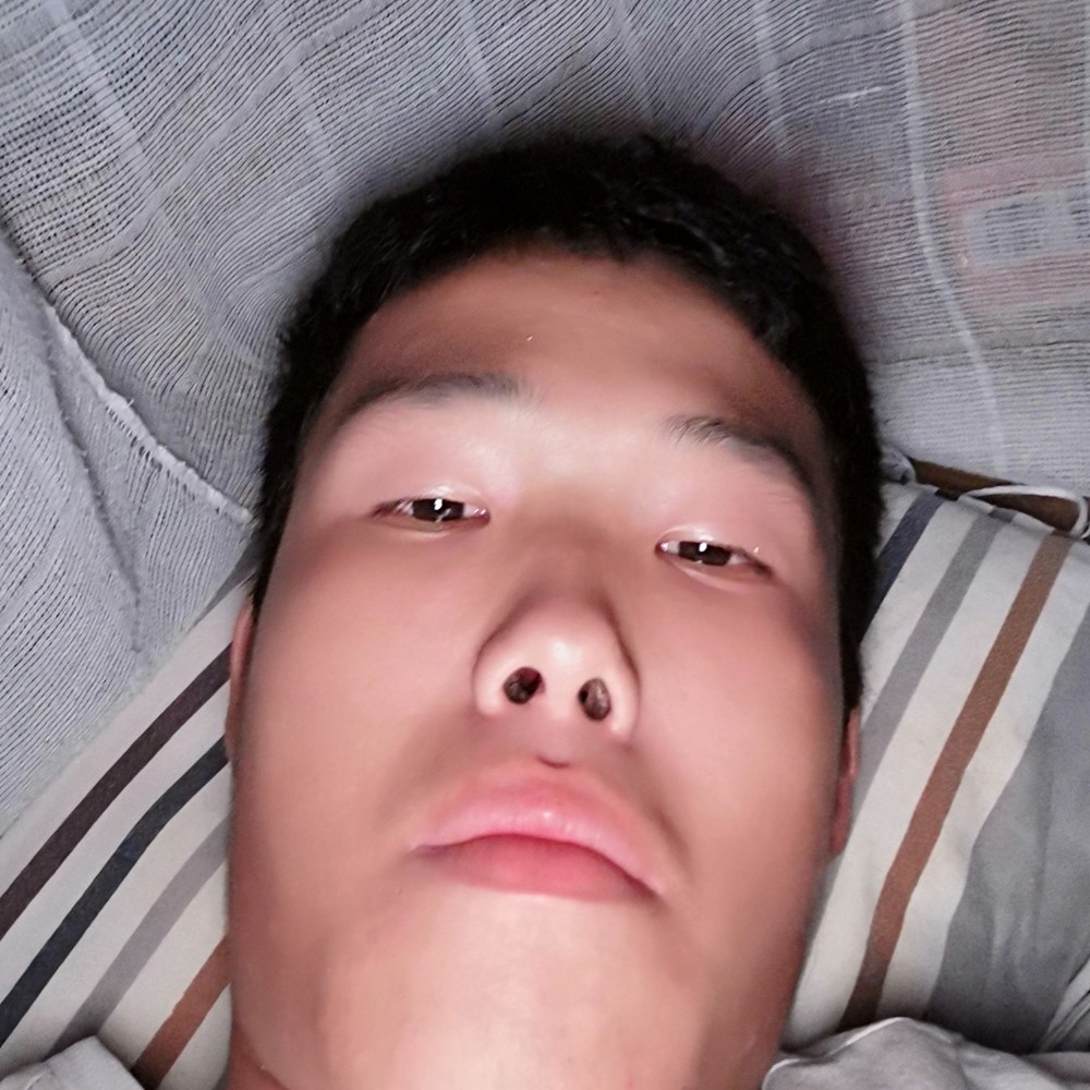 开心拿树叶的照片