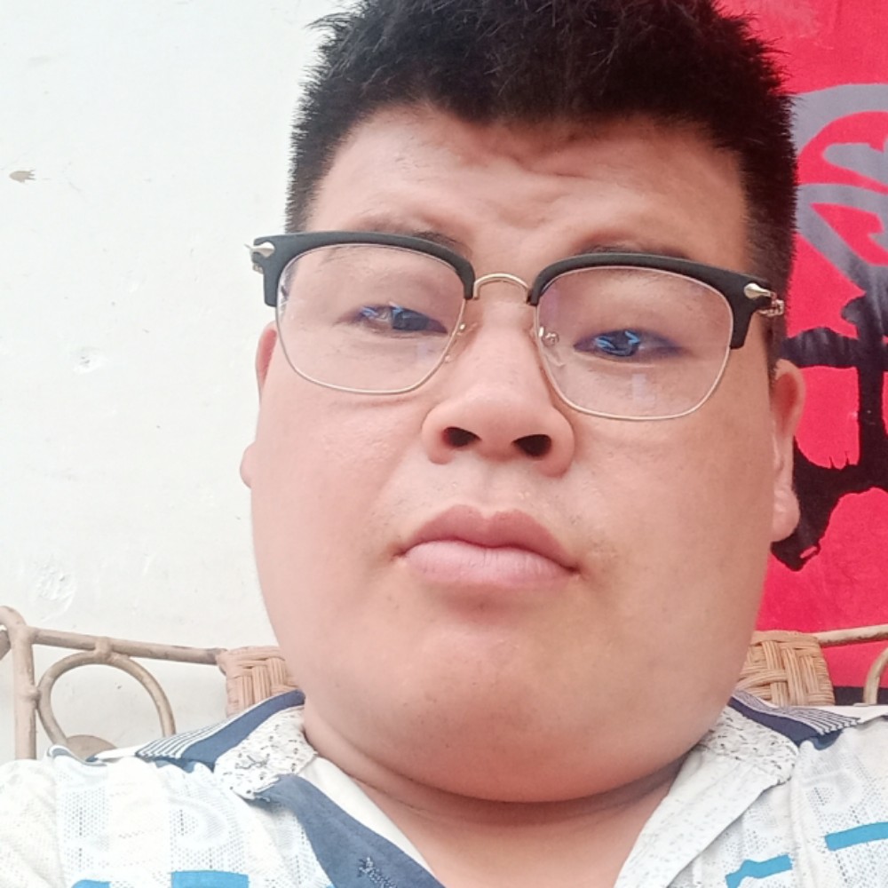 留胡子的烈马的照片