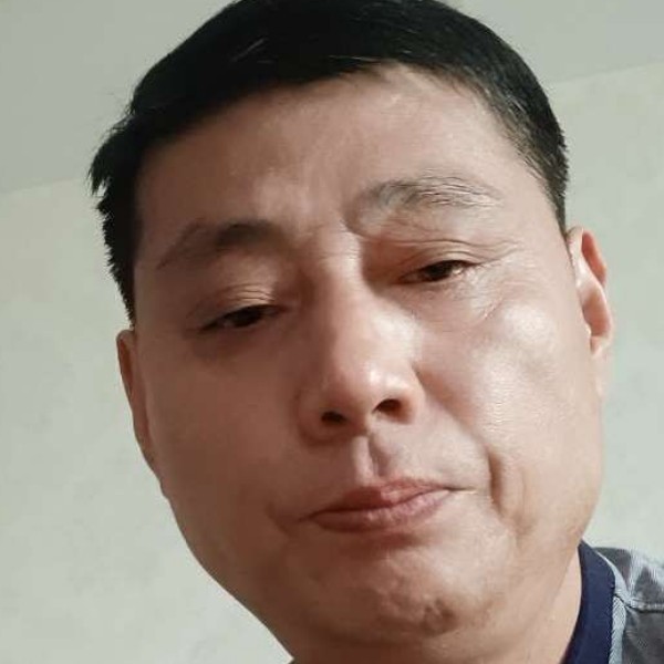 春华挽手害羞的照片