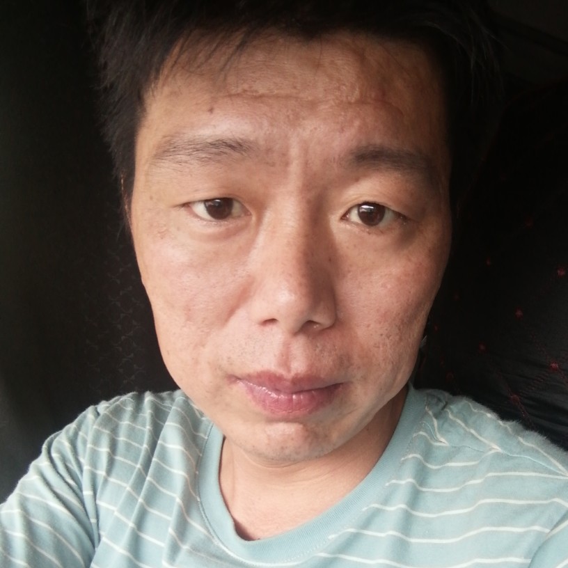 红酒迎背后的照片