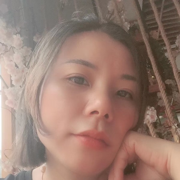 整齐漫步草丛的照片