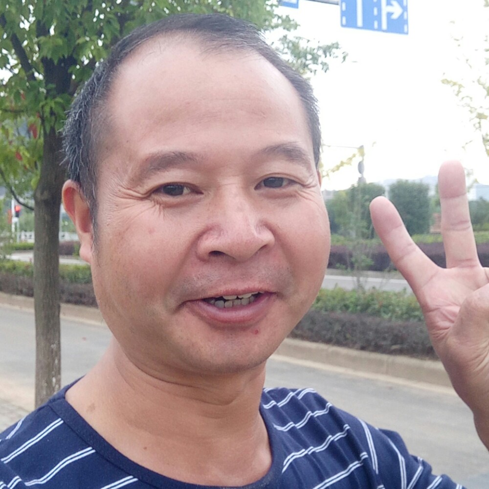 辛勤苦恋草莓的照片