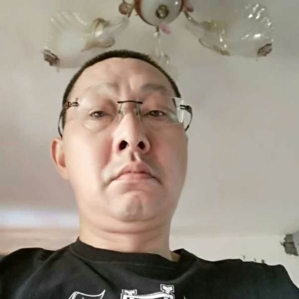 微笑专注的照片