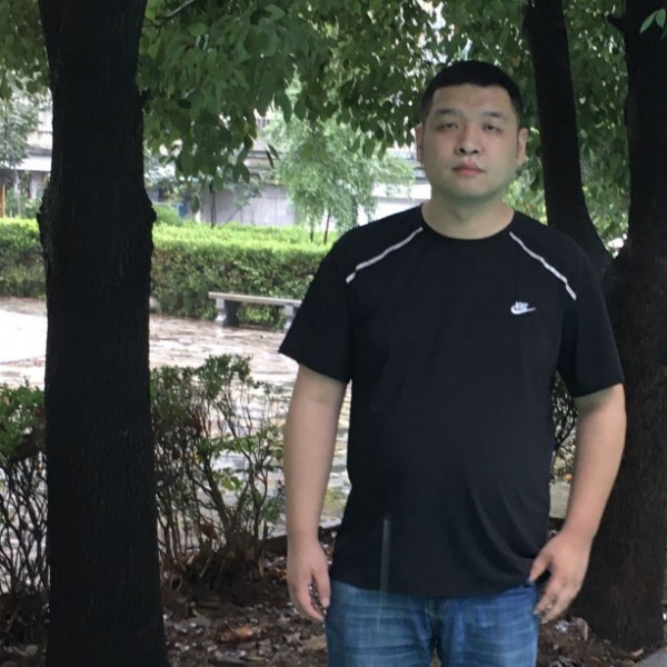 任性深拥书本的照片