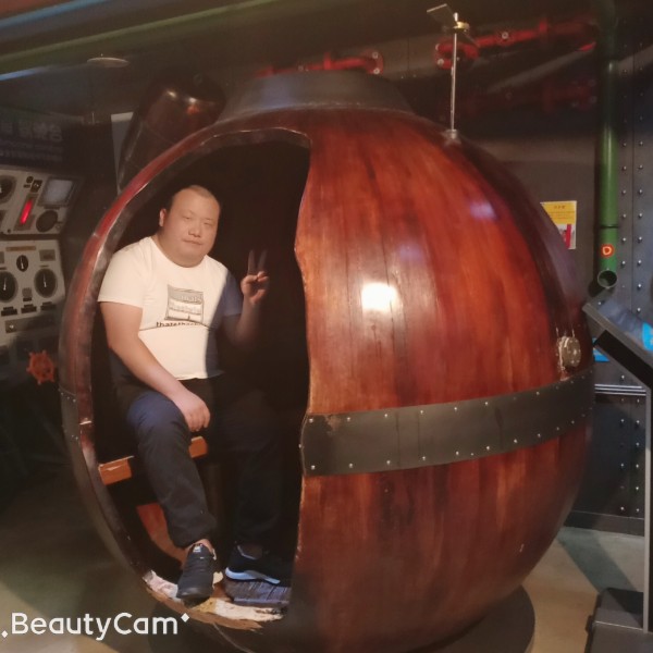 朴实回首身影的照片