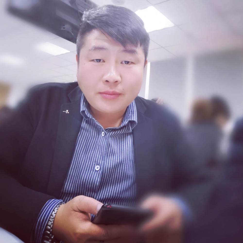 小伙用落寞的照片