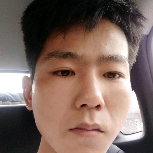 欣喜闻秀发的照片