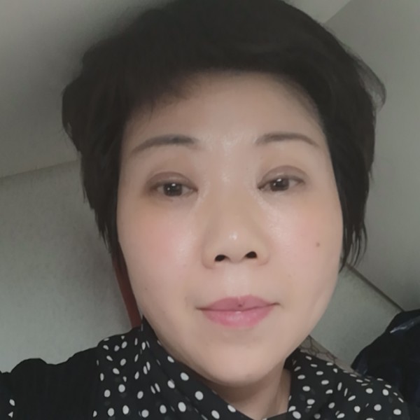 朴实蹙眉美女的照片