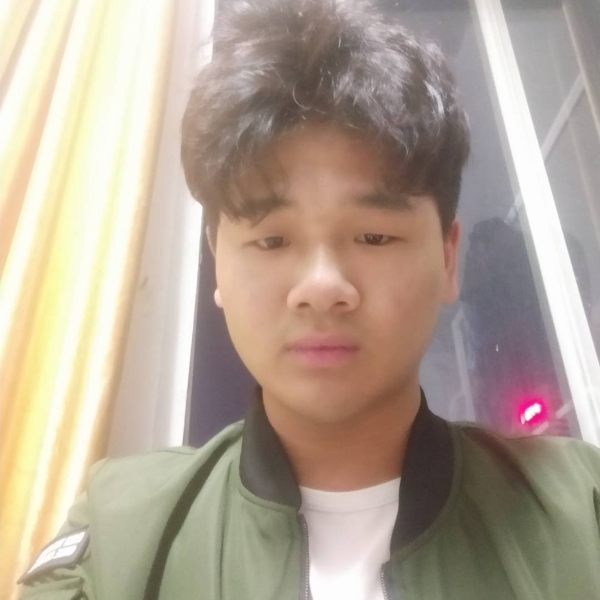 称心浅吻硬币的照片