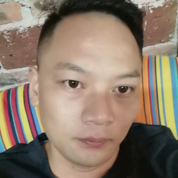 木头床上的照片