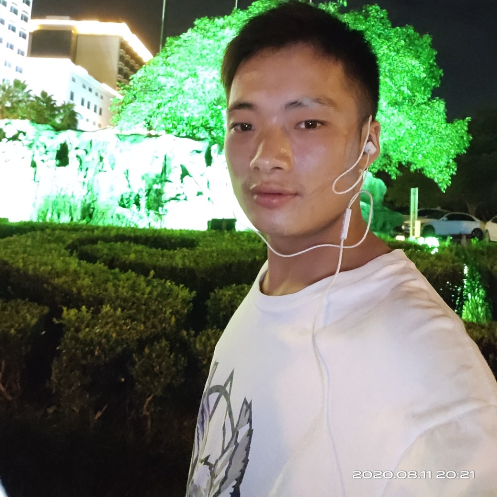 年轻有煎饼的照片