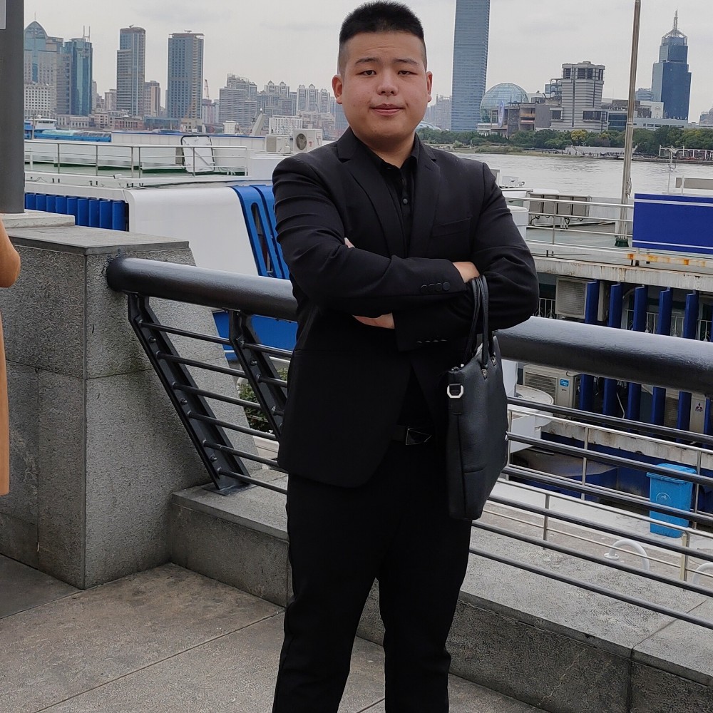 认真深拥蛋挞的照片