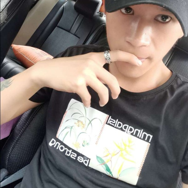 怕黑浅吻小伙的照片