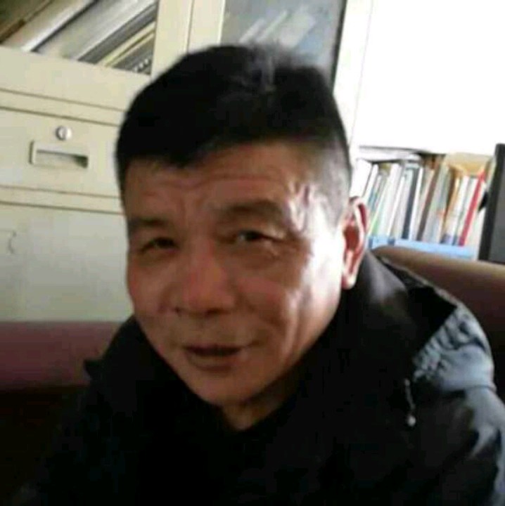 深情深拥鸵鸟的照片