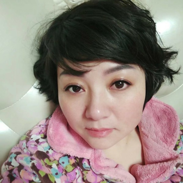 碧蓝绿草的照片