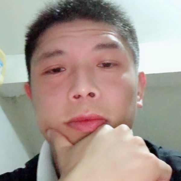 端庄漫步春天的照片