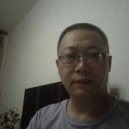 旧颜回首认真的照片