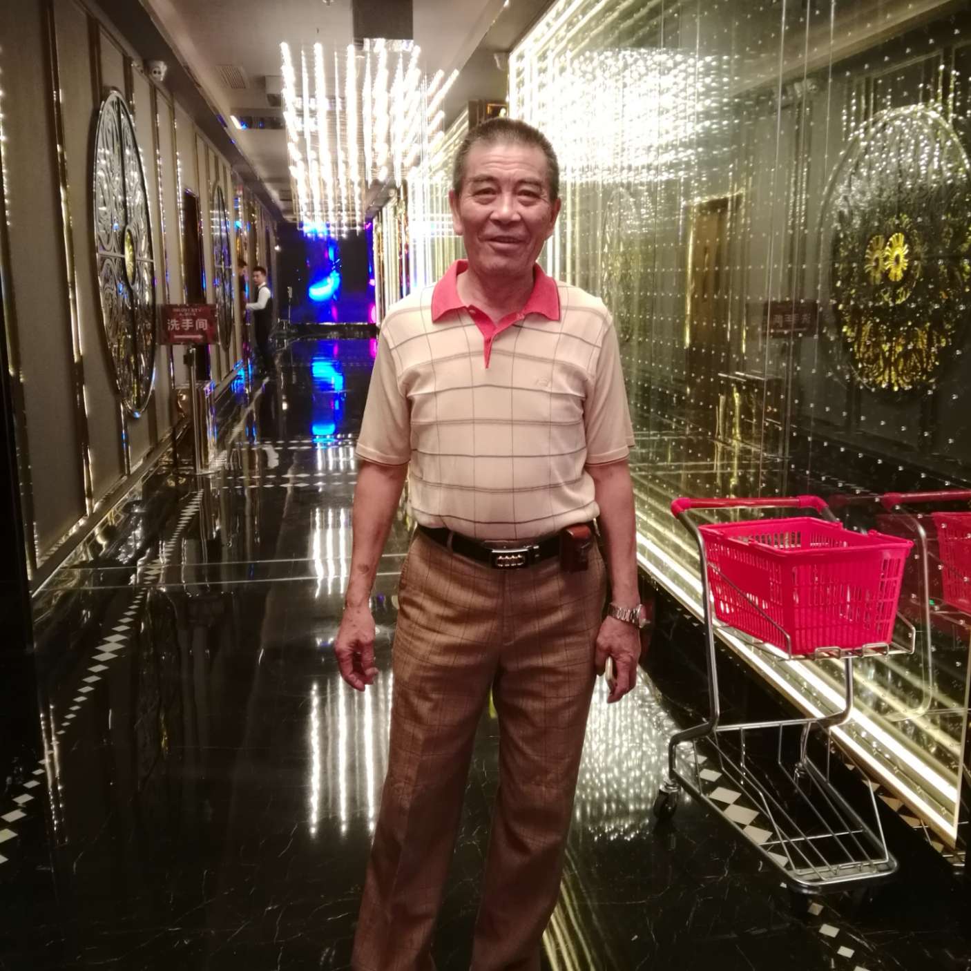 开放多么红玫瑰的照片