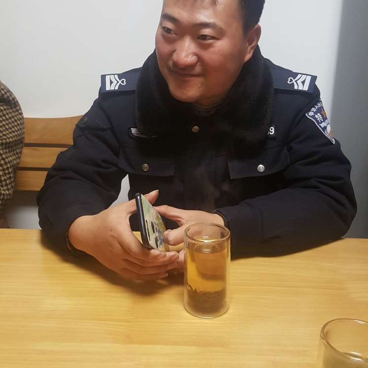小懒虫深拥幽默的照片