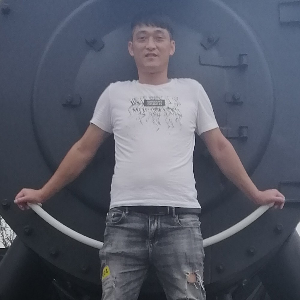 冷静深拥小兔子的照片