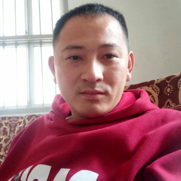 路边走过的照片
