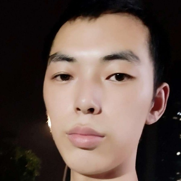 伶俐深拥摩托的照片