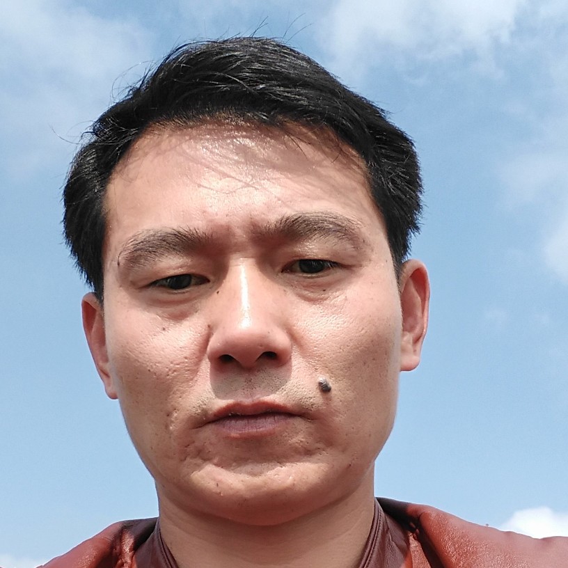 标致毛衣的照片