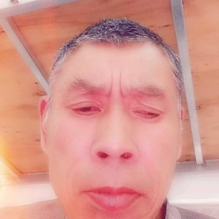 踏实深拥红酒的照片