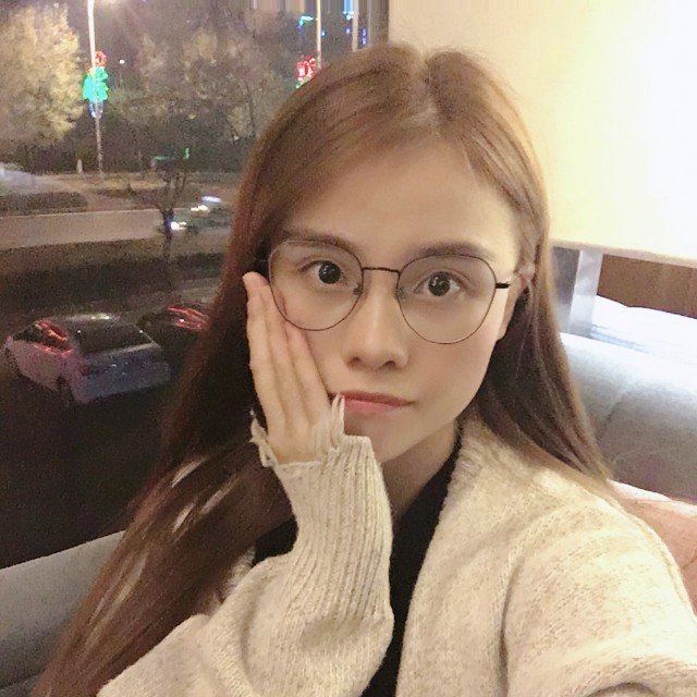 阳光挽手溪流的照片