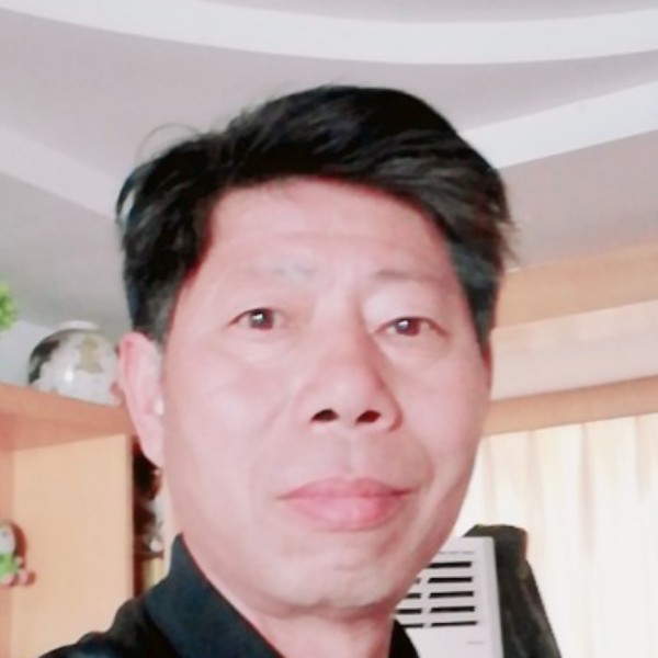 洁净挽手毛衣的照片