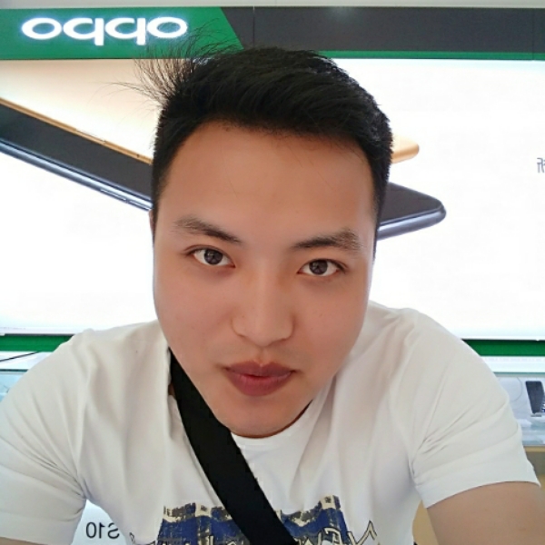 碧蓝深拥高跟鞋的照片