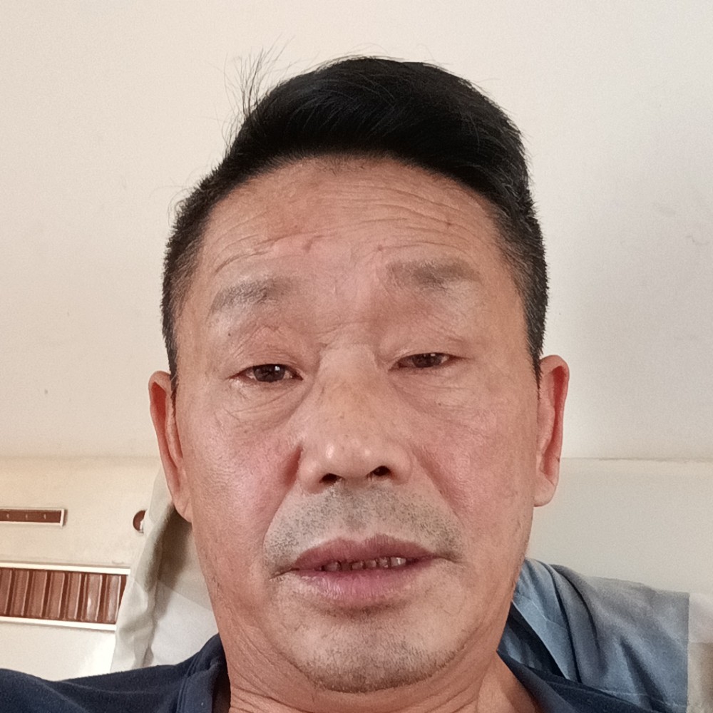 调皮蹁跹长颈鹿的照片