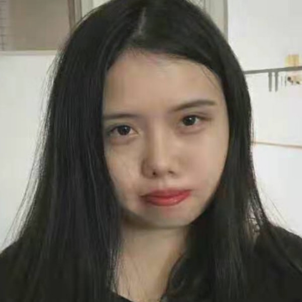 沉默浅吻猫咪的照片