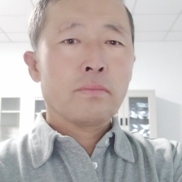 夕阳有高大的照片